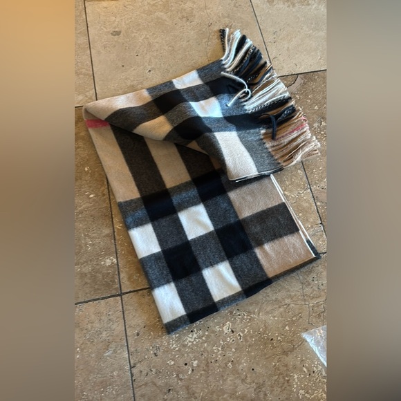 NEW 💕 XL BURBERRY LONDON 2025 Half Mega Giant Check Cashmere Scarf Shawl Wrap - Picture 13 of 13